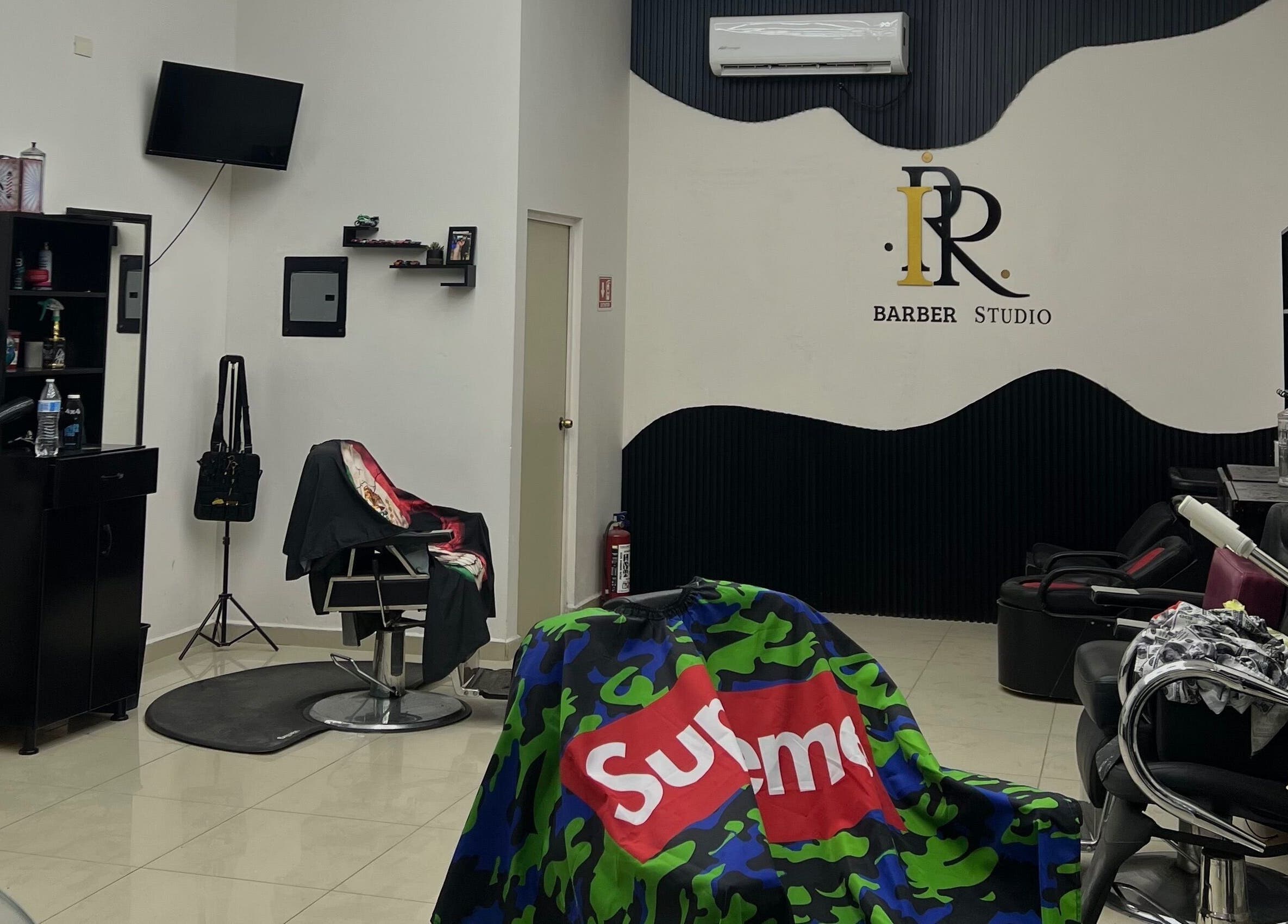 Vista interior de IPR BARBER STUDIO en Guaymas, Sonora, MX con sillas y decoración moderna.