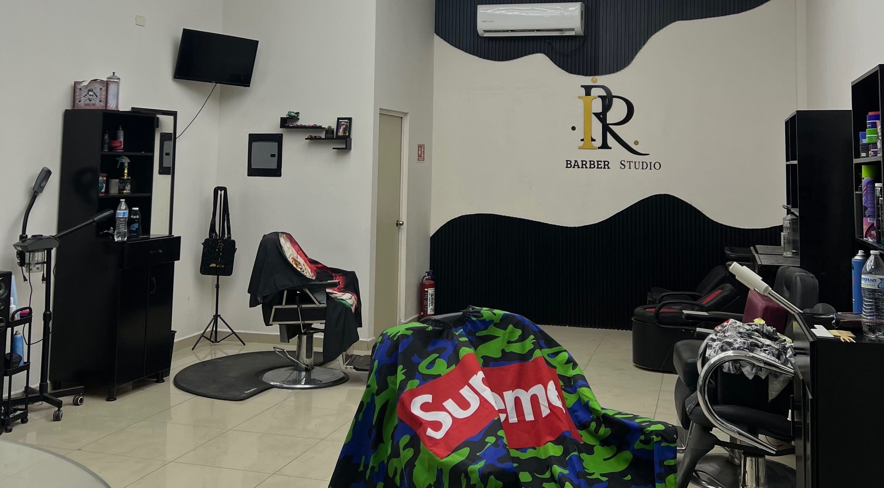 Vista interior de IPR BARBER STUDIO en Guaymas, Sonora, MX con sillas y decoración moderna.