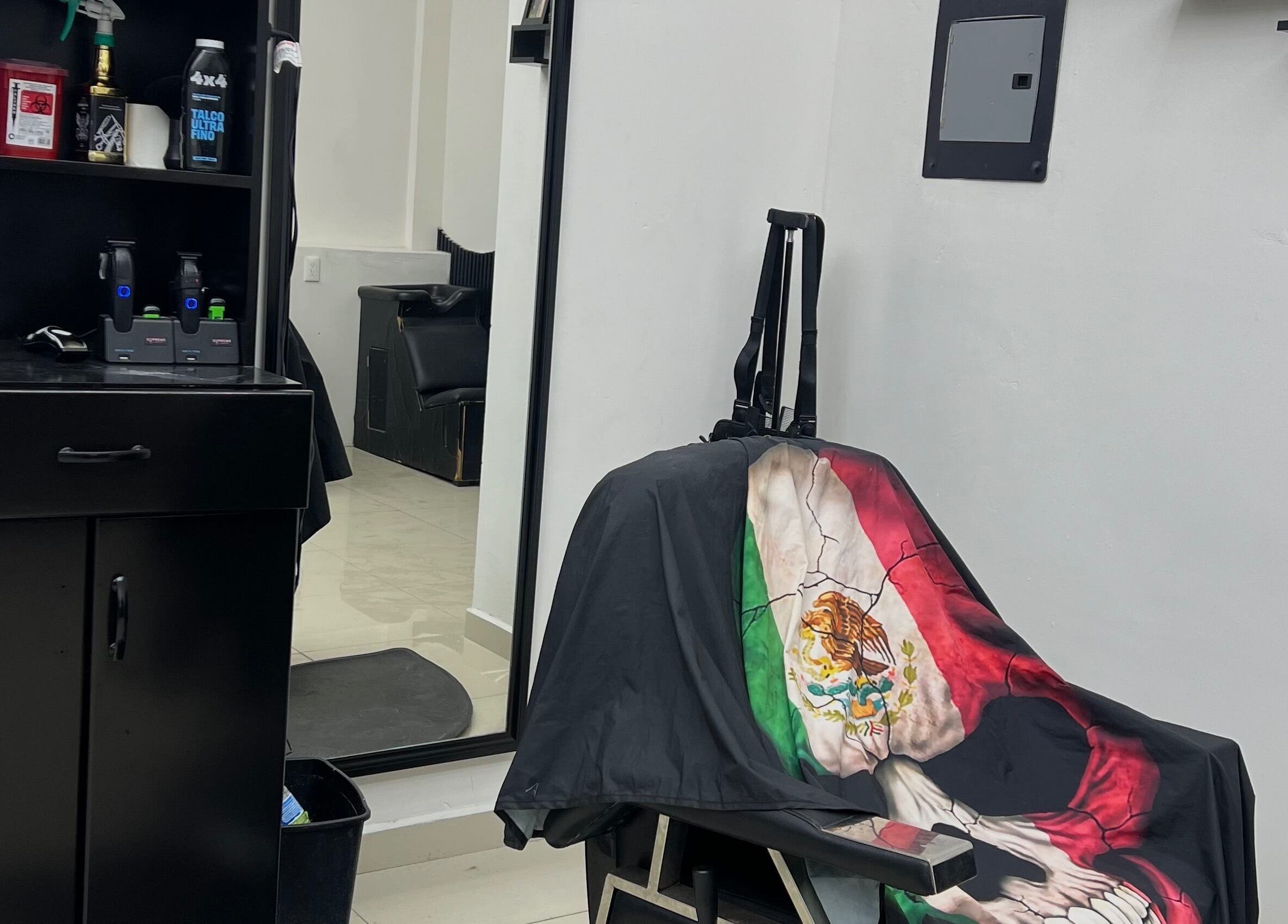 Lavabo de peluquería en IPR BARBER STUDIO, Guaymas, Sonora, MX con toalla de bandera mexicana.