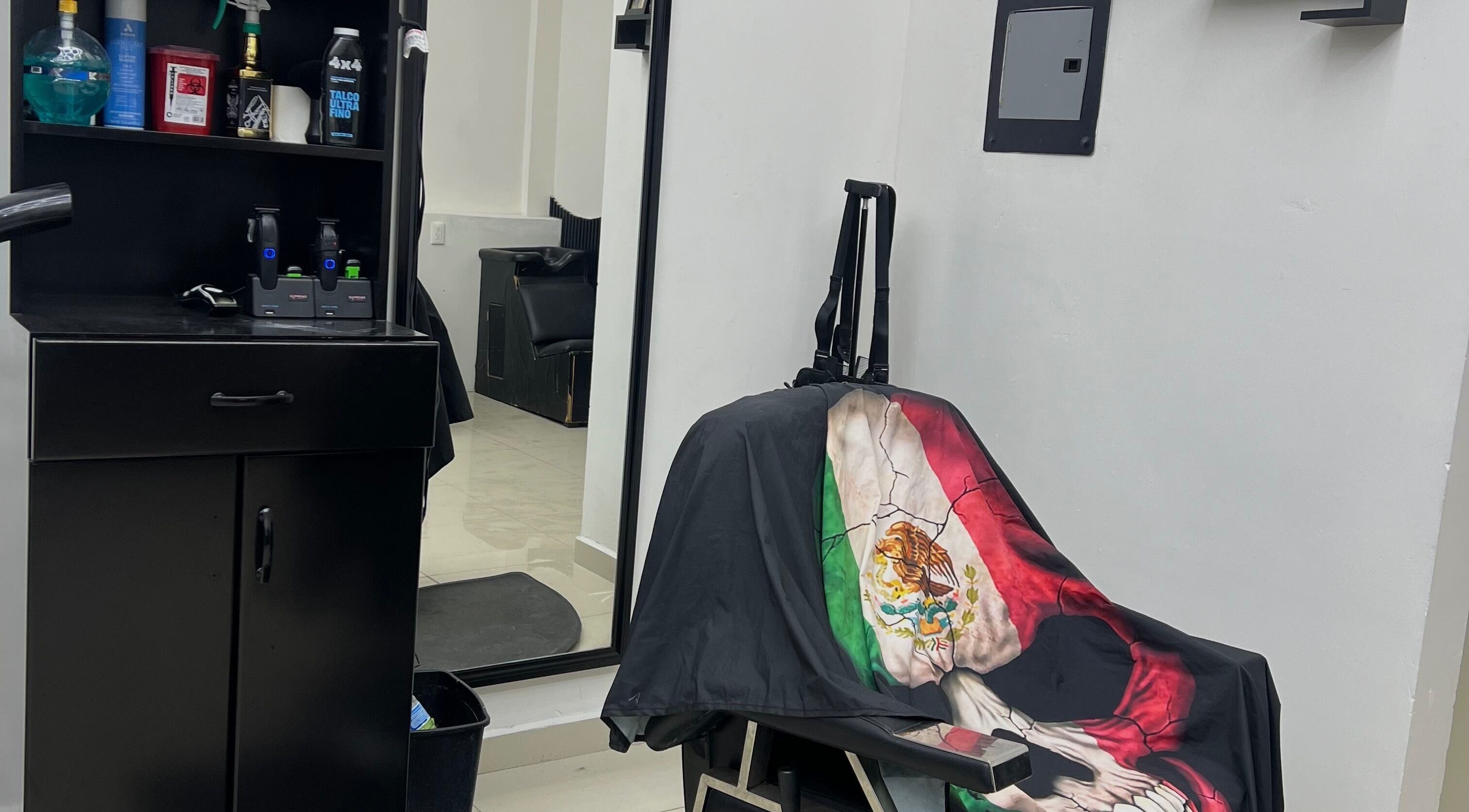 Lavabo de peluquería en IPR BARBER STUDIO, Guaymas, Sonora, MX con toalla de bandera mexicana.
