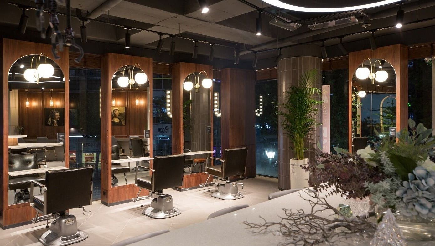 Interior of JUNO HAIR Gangnam Woosung Branch in 서울특별시, featuring sleek salon chairs and stylish decor.