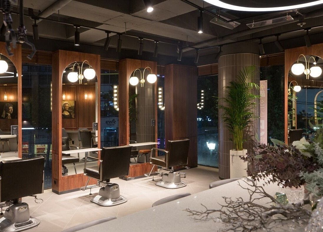 Interior of JUNO HAIR Gangnam Woosung Branch in 서울특별시, featuring sleek salon chairs and stylish decor.