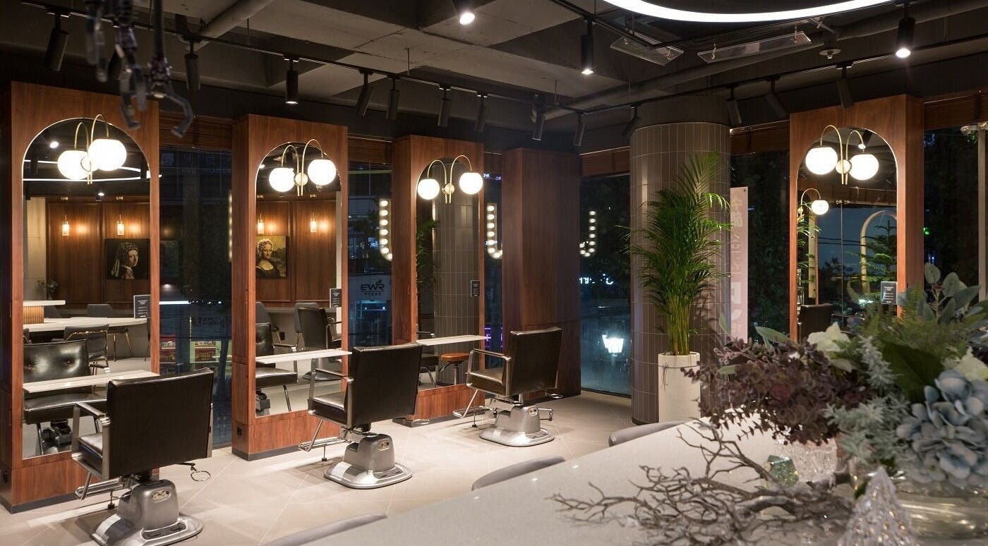 Interior of JUNO HAIR Gangnam Woosung Branch in 서울특별시, featuring sleek salon chairs and stylish decor.
