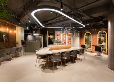 Interior of JUNO HAIR Gangnam Woosung Branch, 서울특별시, KR with modern seating and stylish decor.