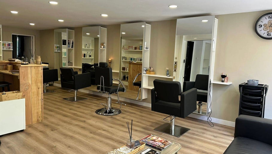 Interieur van Zzalon, een chique schoonheidssalon in Haarlem, Noord-holland, NL met moderne stoelen en spiegels.