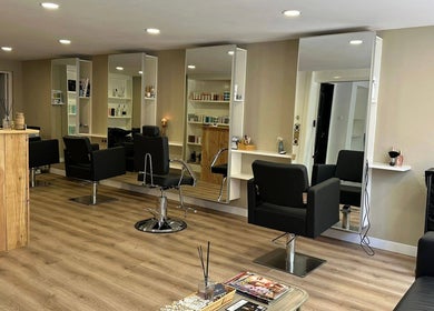Interieur van Zzalon, een chique schoonheidssalon in Haarlem, Noord-holland, NL met moderne stoelen en spiegels.