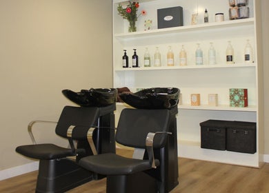 Moderne waskomhoek bij Zzalon in Haarlem, Noord-holland, NL, met stijlvolle inrichting en luxe producten.