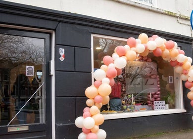 Zzalon verwelkomt bezoekers met kleurrijke ballonnenboog bij de ingang in Haarlem, Noord-Holland, NL.