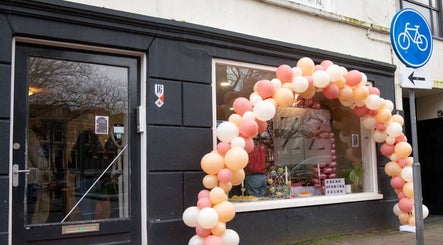 Zzalon verwelkomt bezoekers met kleurrijke ballonnenboog bij de ingang in Haarlem, Noord-Holland, NL.