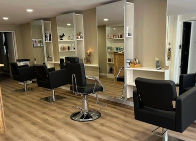 Moderne kapsalon Zzalon in Haarlem, Noord-holland, NL met stijlvolle zwarte stoelen en spiegels.