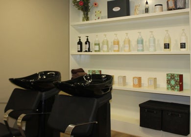 Zzalon haarwasruimte met productdisplay en comfortabele stoelen in Haarlem, Noord-Holland, NL.