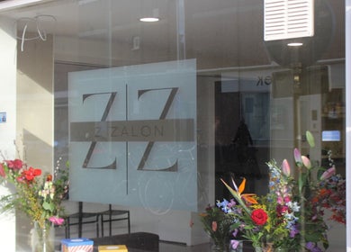 Vooraanzicht van Zzalon in Haarlem, Noord-Holland, NL met weelderige bloemen.