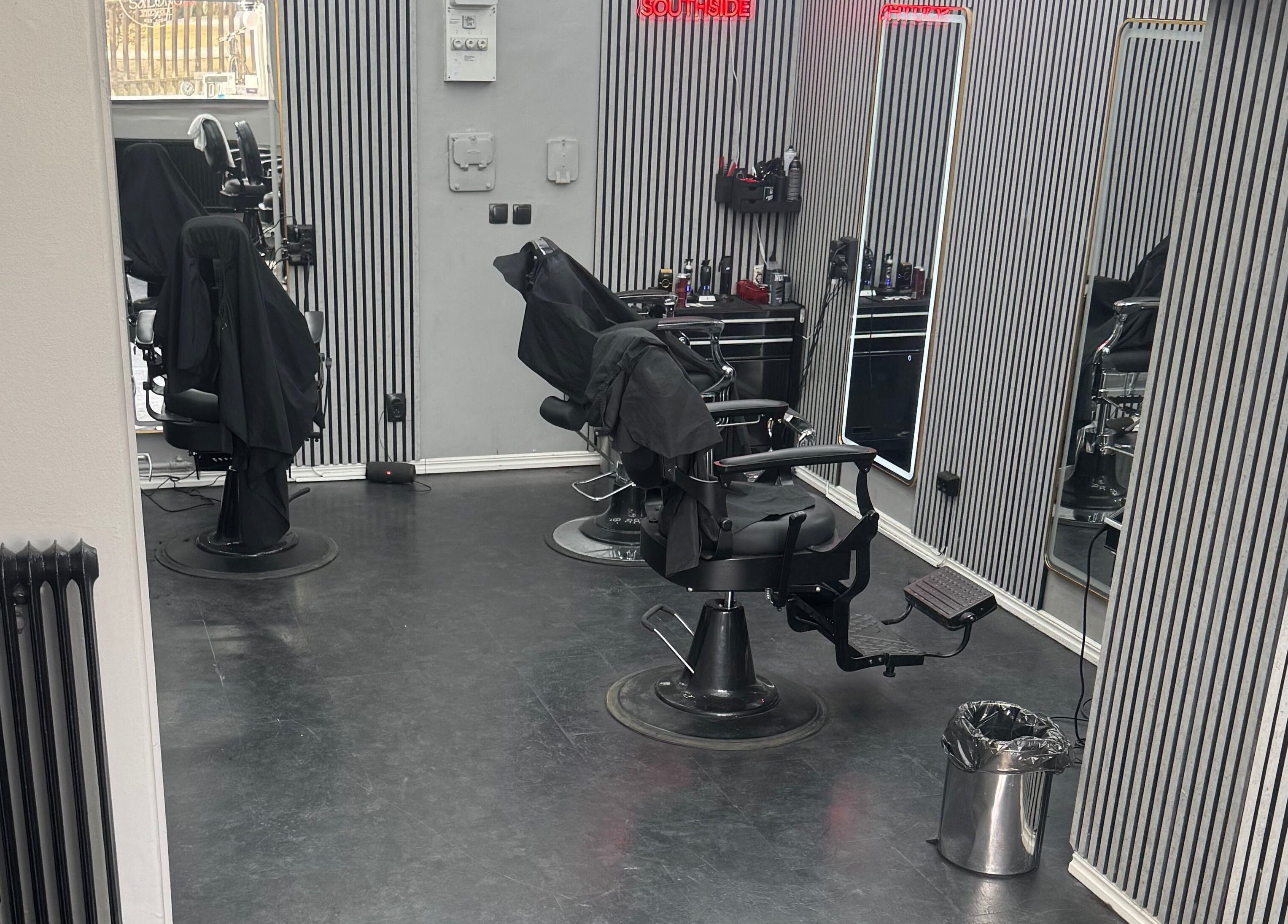 Modern hårstylingstolar på Cut Crew i Stockholm, Stockholms Län, SE.