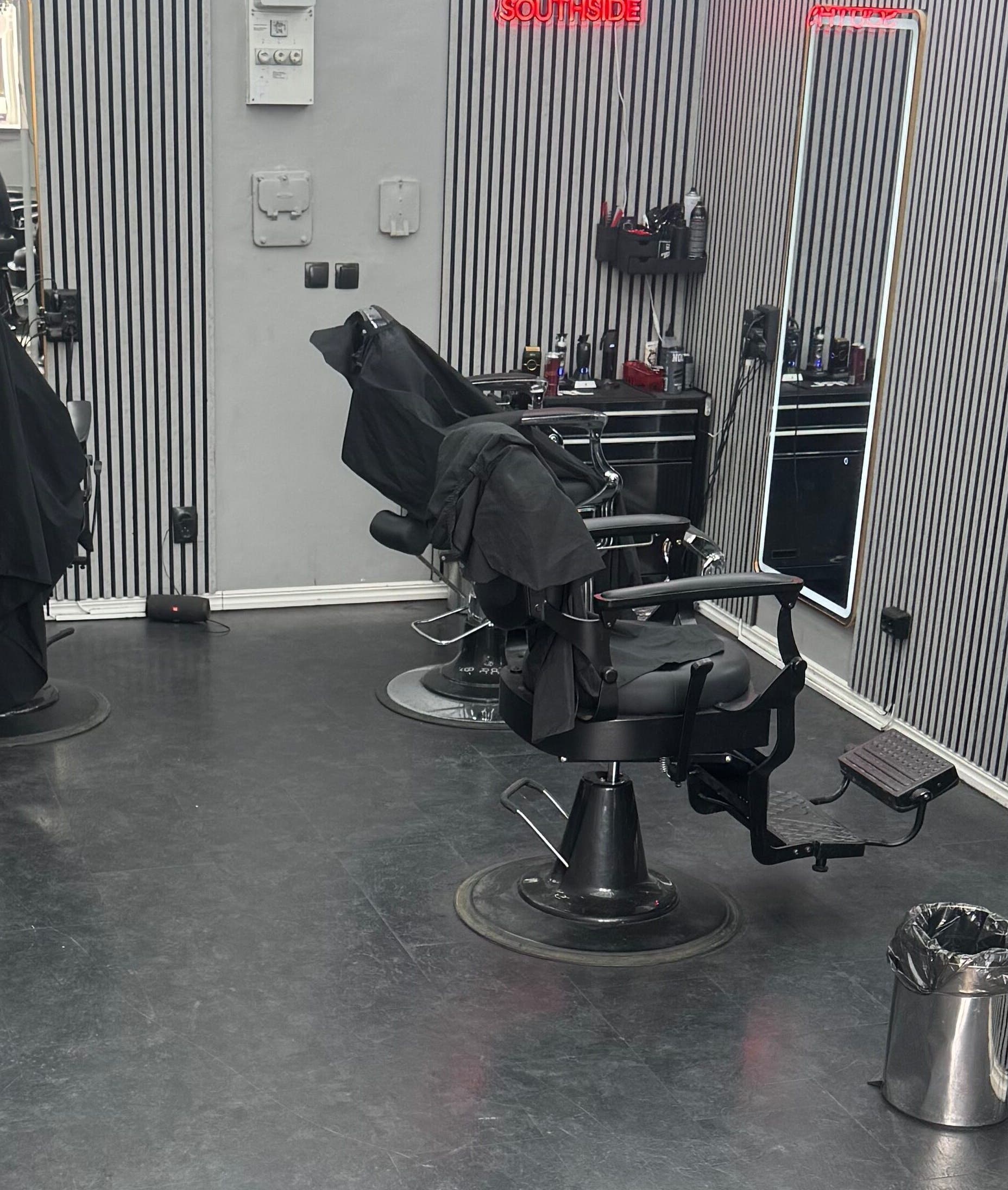 Modern hårstylingstolar på Cut Crew i Stockholm, Stockholms Län, SE.