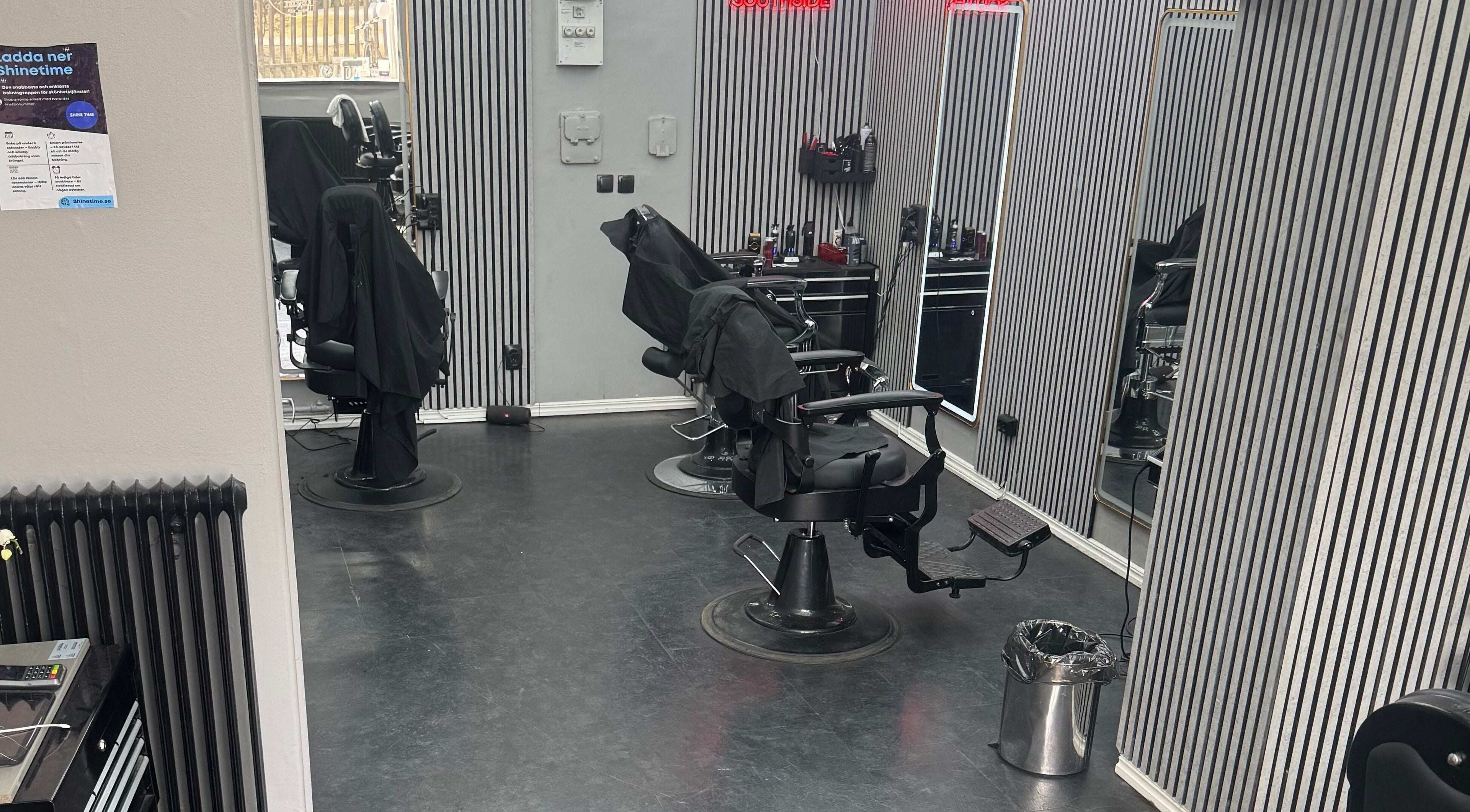 Modern hårstylingstolar på Cut Crew i Stockholm, Stockholms Län, SE.