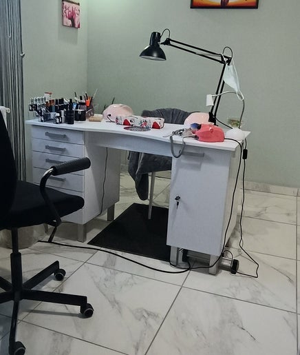 Salon Stiletto imagine 2