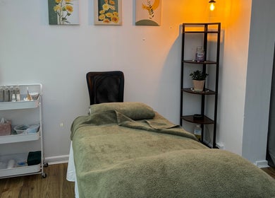 Cozy massage room at Mia Wellness Room in Penryn, England, GB, ready for relaxation and rejuvenation.