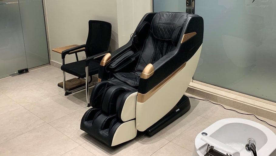 Men Salon In Rozana Hotel image 1