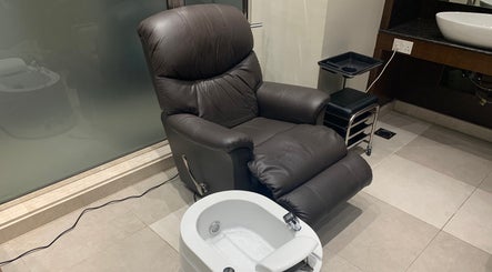 Men Salon In Rozana Hotel image 2