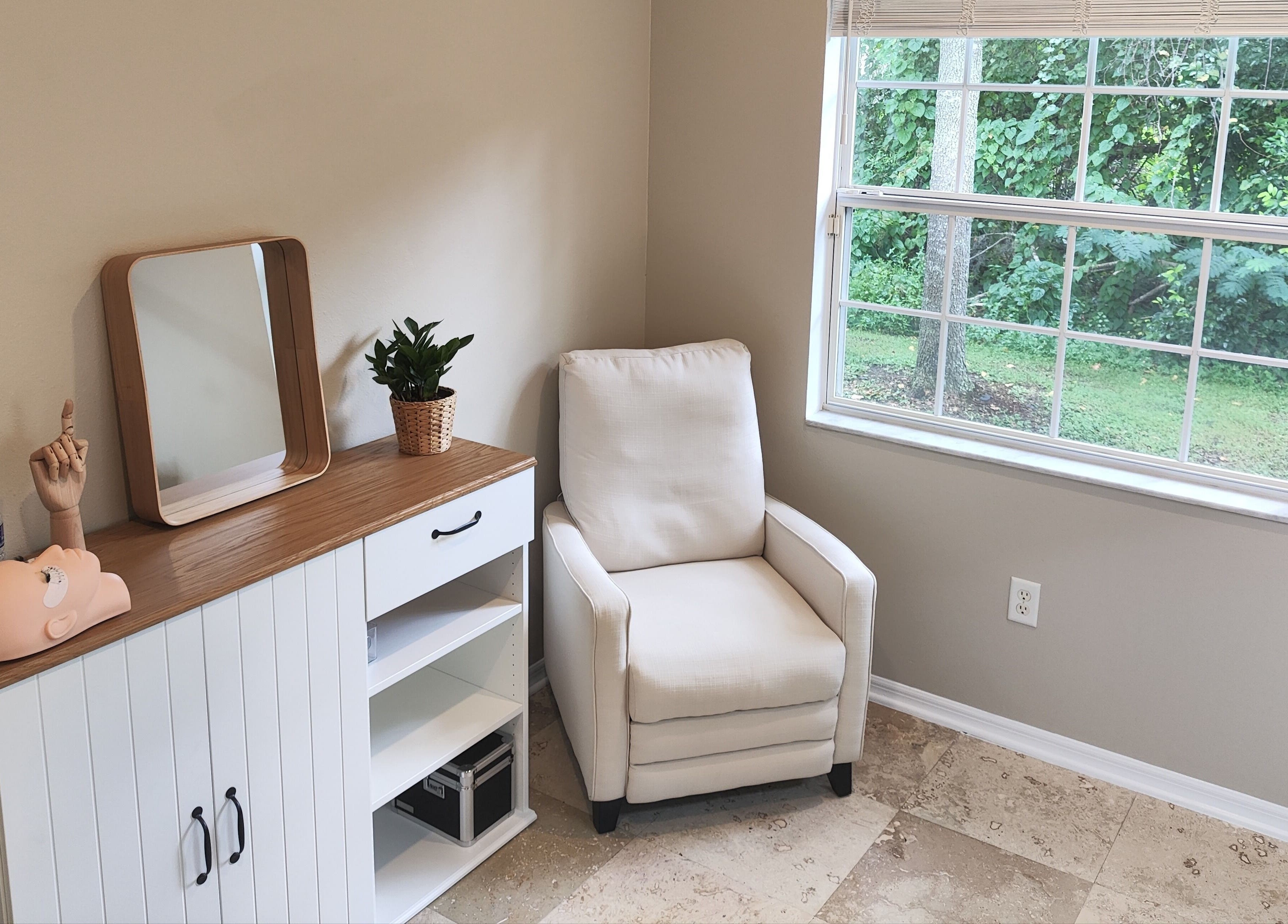 Relaxing corner at Irina Titovets • Eyelash Extensions, Lutz, Florida, US, with comfortable chair and greenery.
