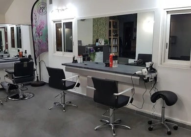 Intérieur moderne du salon Coiffure Hoarau, Le Tampon, Saint-pierre, RE avec miroirs et fauteuils élégants.