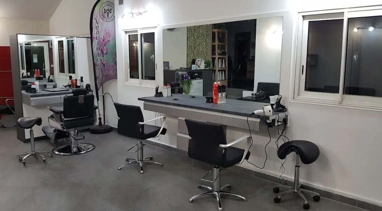 Intérieur moderne du salon Coiffure Hoarau, Le Tampon, Saint-pierre, RE avec miroirs et fauteuils élégants.