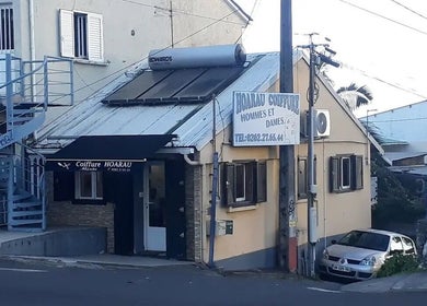 Entrée de Coiffure Hoarau à Le Tampon, Saint-pierre, RE, offrant des services de coiffure pour hommes et dames.