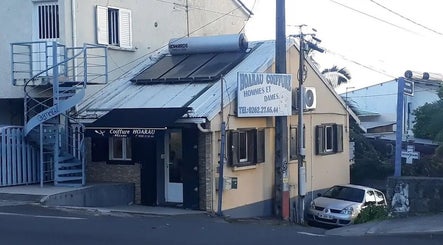 Entrée de Coiffure Hoarau à Le Tampon, Saint-pierre, RE, offrant des services de coiffure pour hommes et dames.