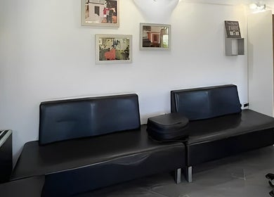 Espace d'attente chic chez Coiffure Hoarau à Le Tampon, Saint-pierre, RE, avec canapés en cuir.