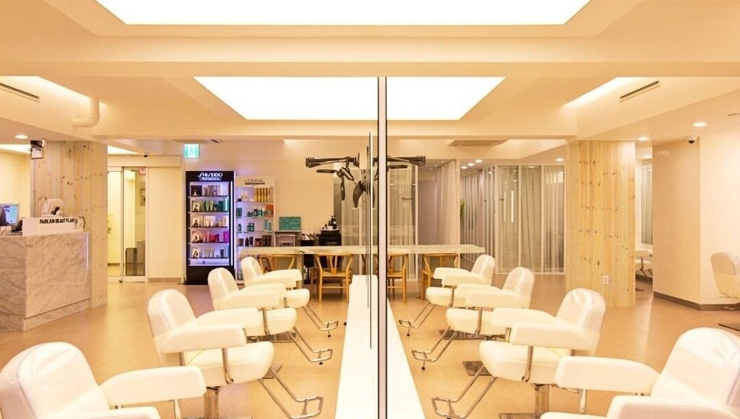 Spacious interior of Parkjunbeautylabmyeongdong2 in 서울특별시, KR, showcasing modern salon chairs and bright lighting.