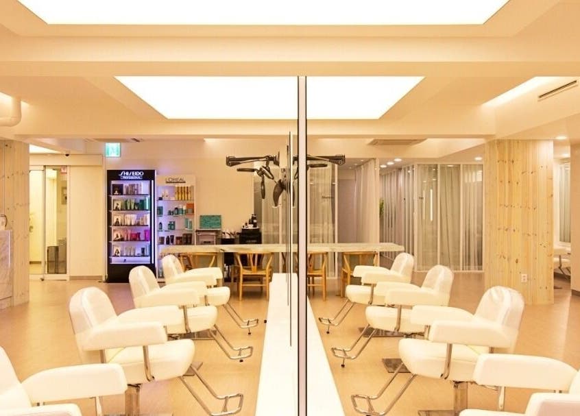 Spacious interior of Parkjunbeautylabmyeongdong2 in 서울특별시, KR, showcasing modern salon chairs and bright lighting.