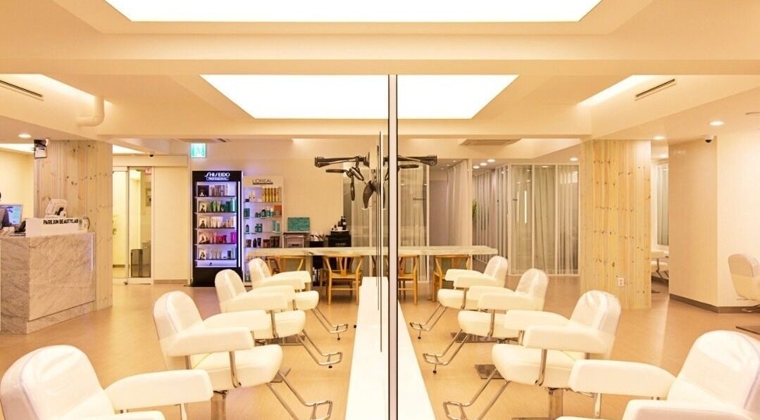 Spacious interior of Parkjunbeautylabmyeongdong2 in 서울특별시, KR, showcasing modern salon chairs and bright lighting.