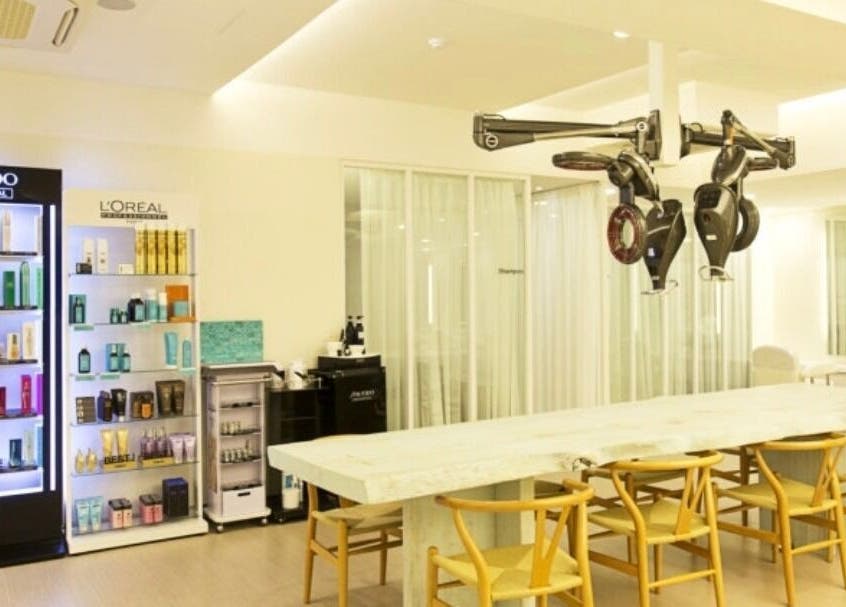 Chic salon interior at Parkjunbeautylabmyeongdong2, 서울특별시, 서울특별시, KR, showcasing modern decor.