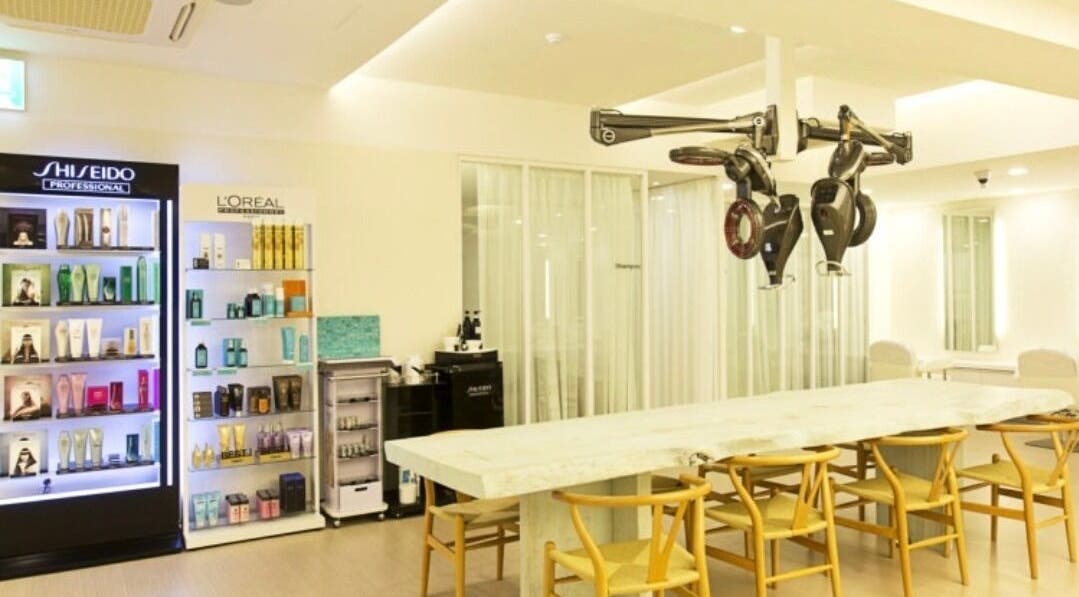 Chic salon interior at Parkjunbeautylabmyeongdong2, 서울특별시, 서울특별시, KR, showcasing modern decor.