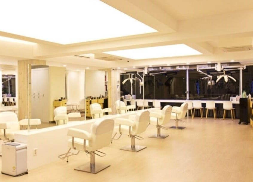 Interior of Parkjunbeautylabmyeongdong2 in 서울특별시, sleek salon chairs and mirrors line the room.
