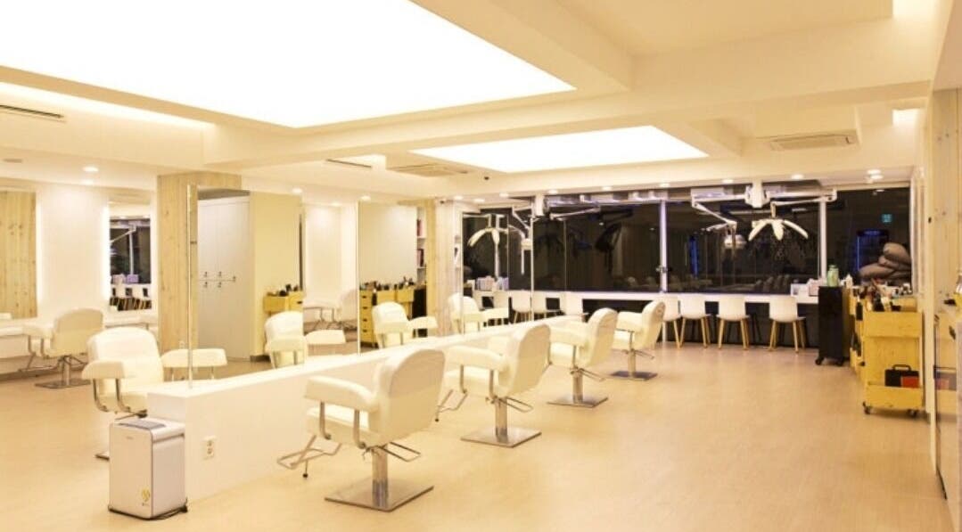 Interior of Parkjunbeautylabmyeongdong2 in 서울특별시, sleek salon chairs and mirrors line the room.