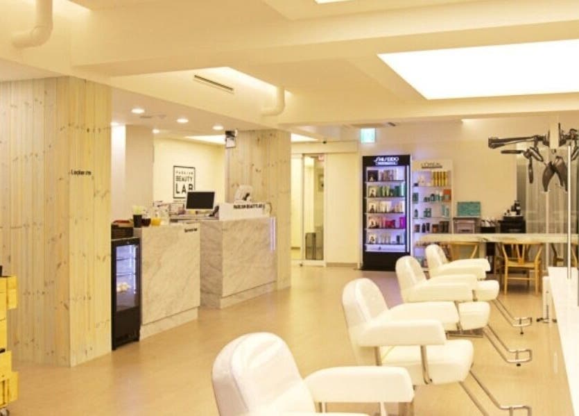 Modern salon interior at Parkjunbeautylabmyeongdong2, 서울특별시, KR, featuring elegant seating and product displays.