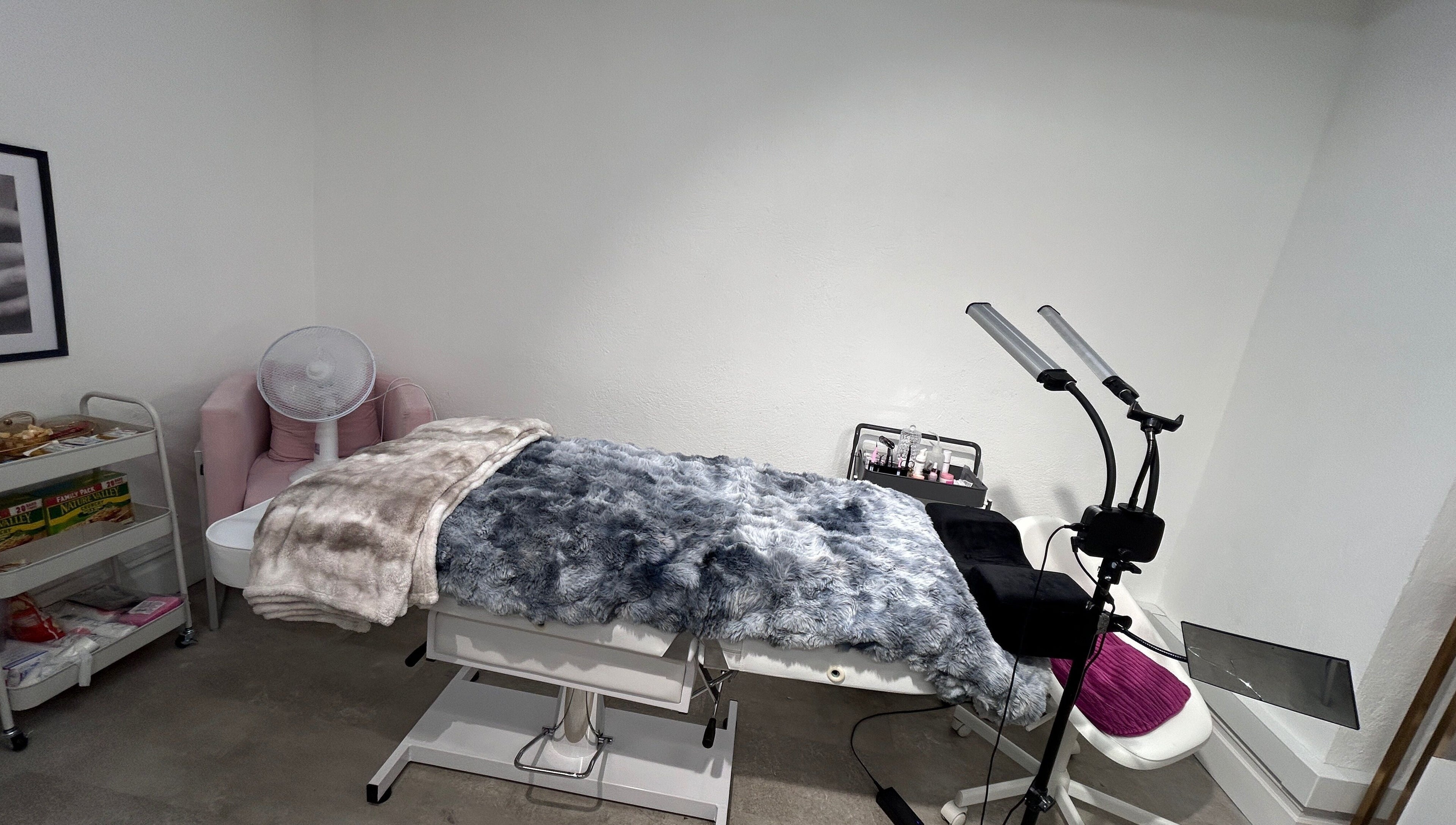 Sala de tratamiento acogedora en Lashes Dublin Brows, Dublin, County Dublin, IE.