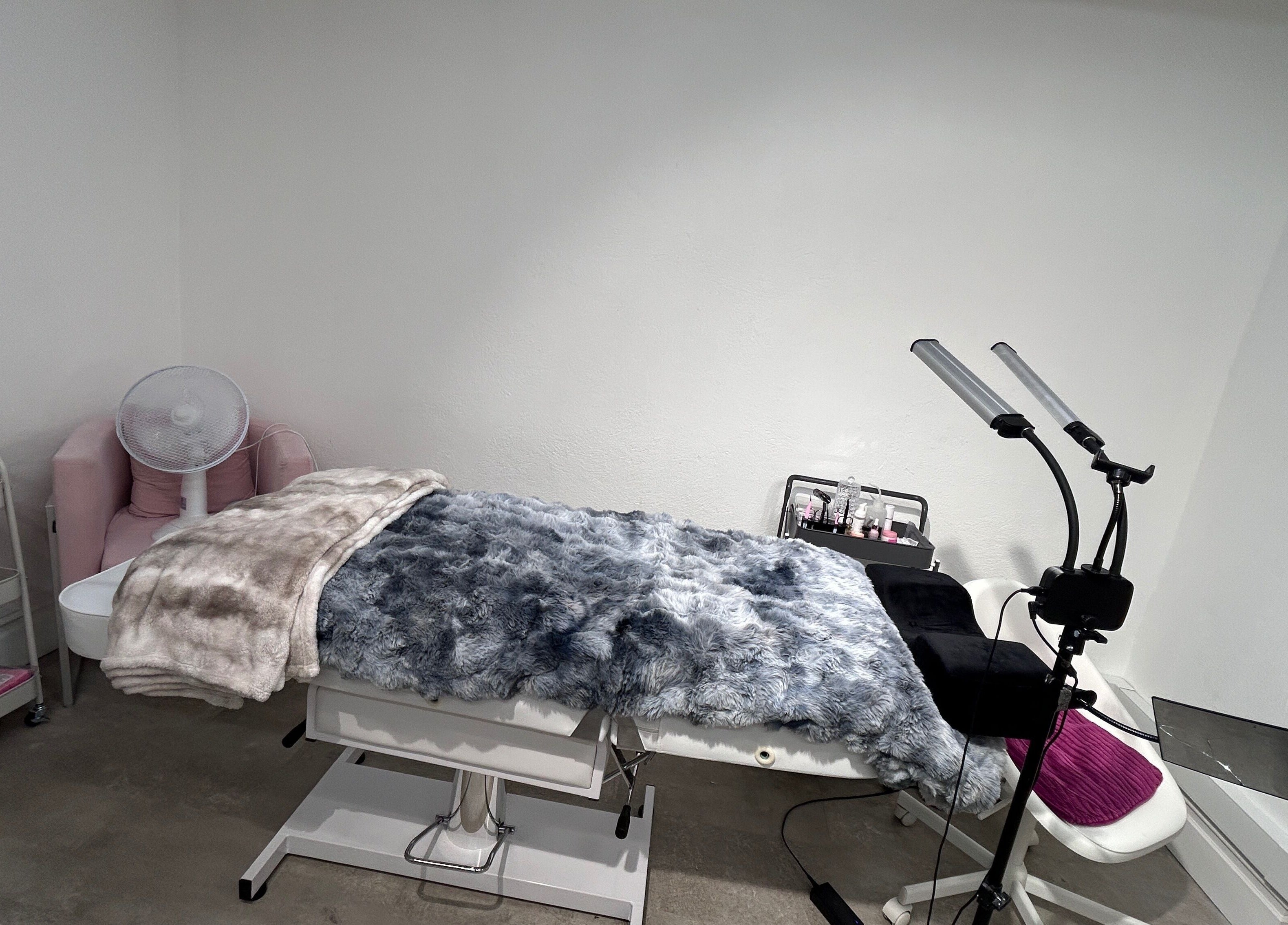 Sala de tratamiento acogedora en Lashes Dublin Brows, Dublin, County Dublin, IE.