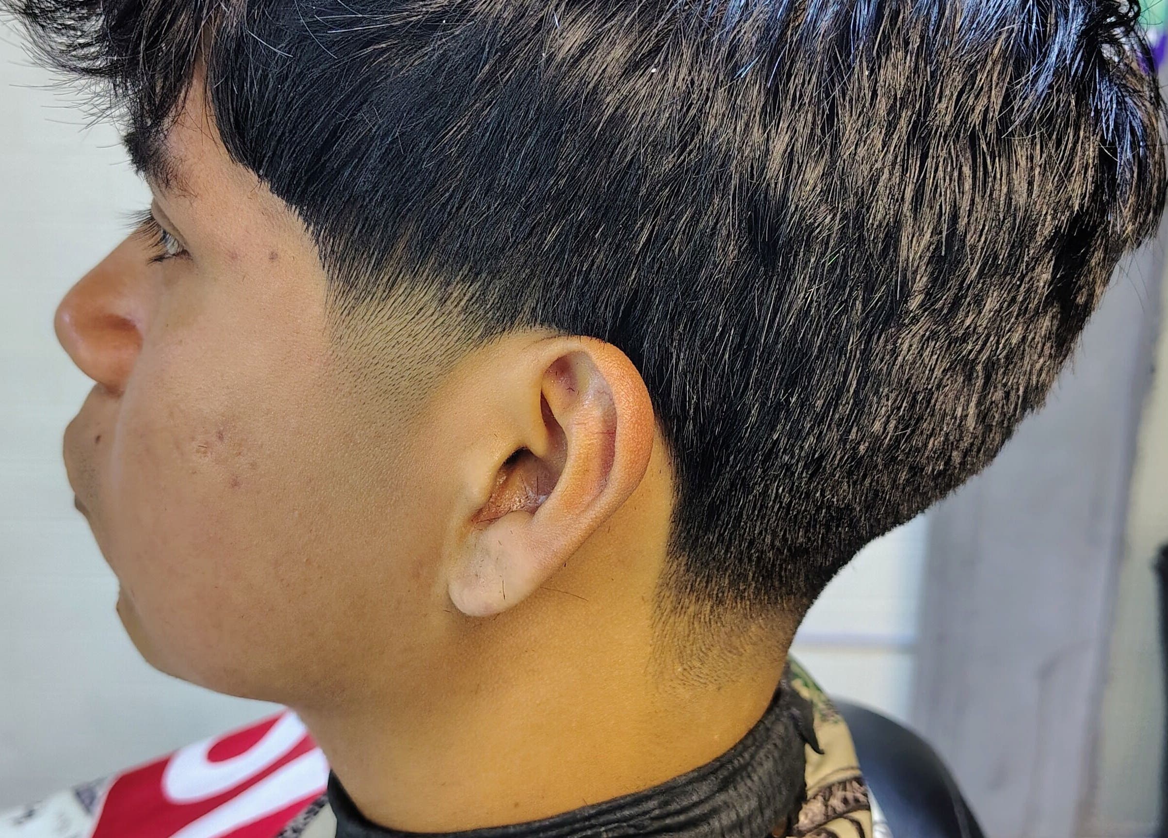 Corte moderno en Barber E Fac, San Juan De Lurigancho, Provincia De Lima, PE. Estilo fresco y nítido.