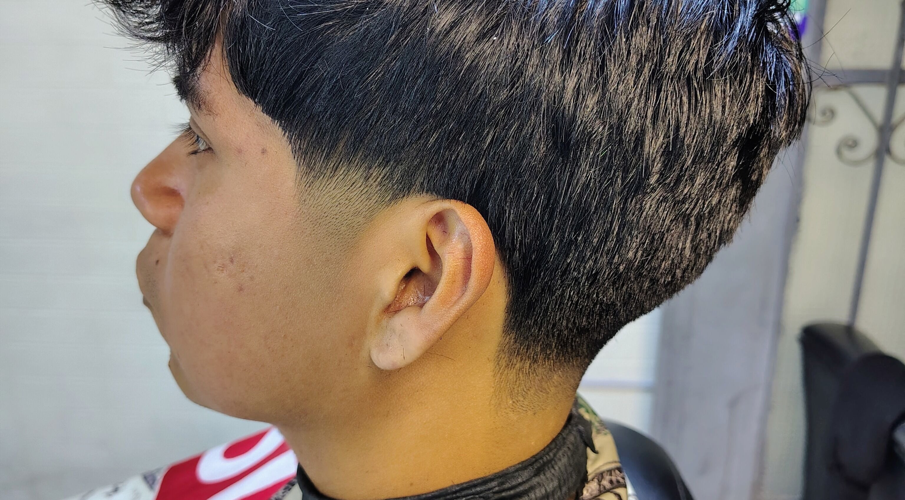 Corte moderno en Barber E Fac, San Juan De Lurigancho, Provincia De Lima, PE. Estilo fresco y nítido.