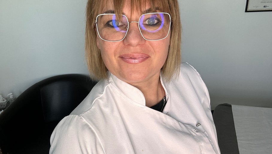 Mosolygó szakorvos Andi’s Beauty Roomban, Lurgan, Észak-Írország, GB.