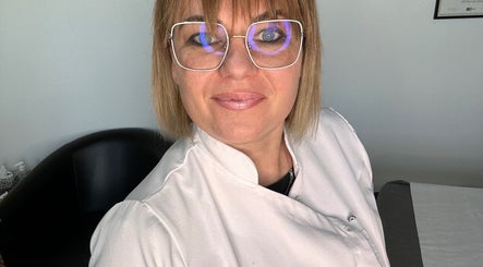 Mosolygó szakorvos Andi’s Beauty Roomban, Lurgan, Észak-Írország, GB.