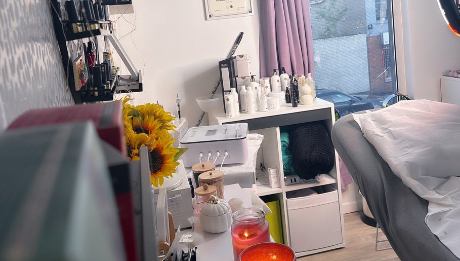 Hangulatos kezelőszoba Andi’s Beauty Room-ban, Lurgan, Northern Ireland, GB napraforgókkal díszítve.