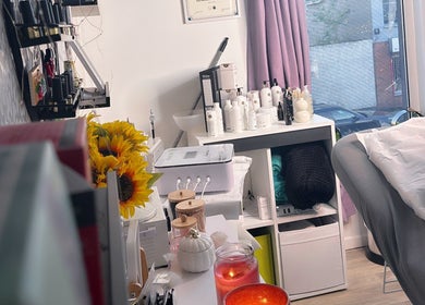 Hangulatos kezelőszoba Andi’s Beauty Room-ban, Lurgan, Northern Ireland, GB napraforgókkal díszítve.