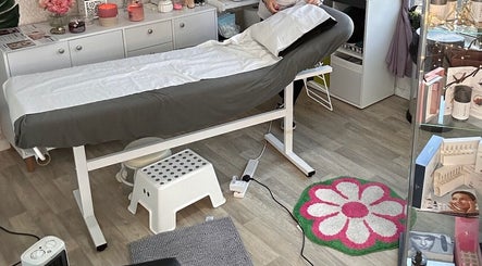 Andi’s Beauty Room kezelőágy Lurganban, Észak-Írország, GB, elegáns, nyugodt környezetben.