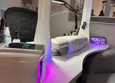 Elegáns szépségszalon belső tér Andi’s Beauty Room Lurgan, Northern Ireland, GB-ben.