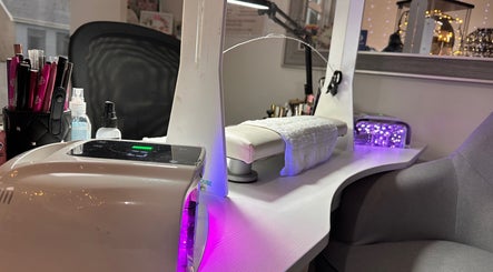 Elegáns szépségszalon belső tér Andi’s Beauty Room Lurgan, Northern Ireland, GB-ben.