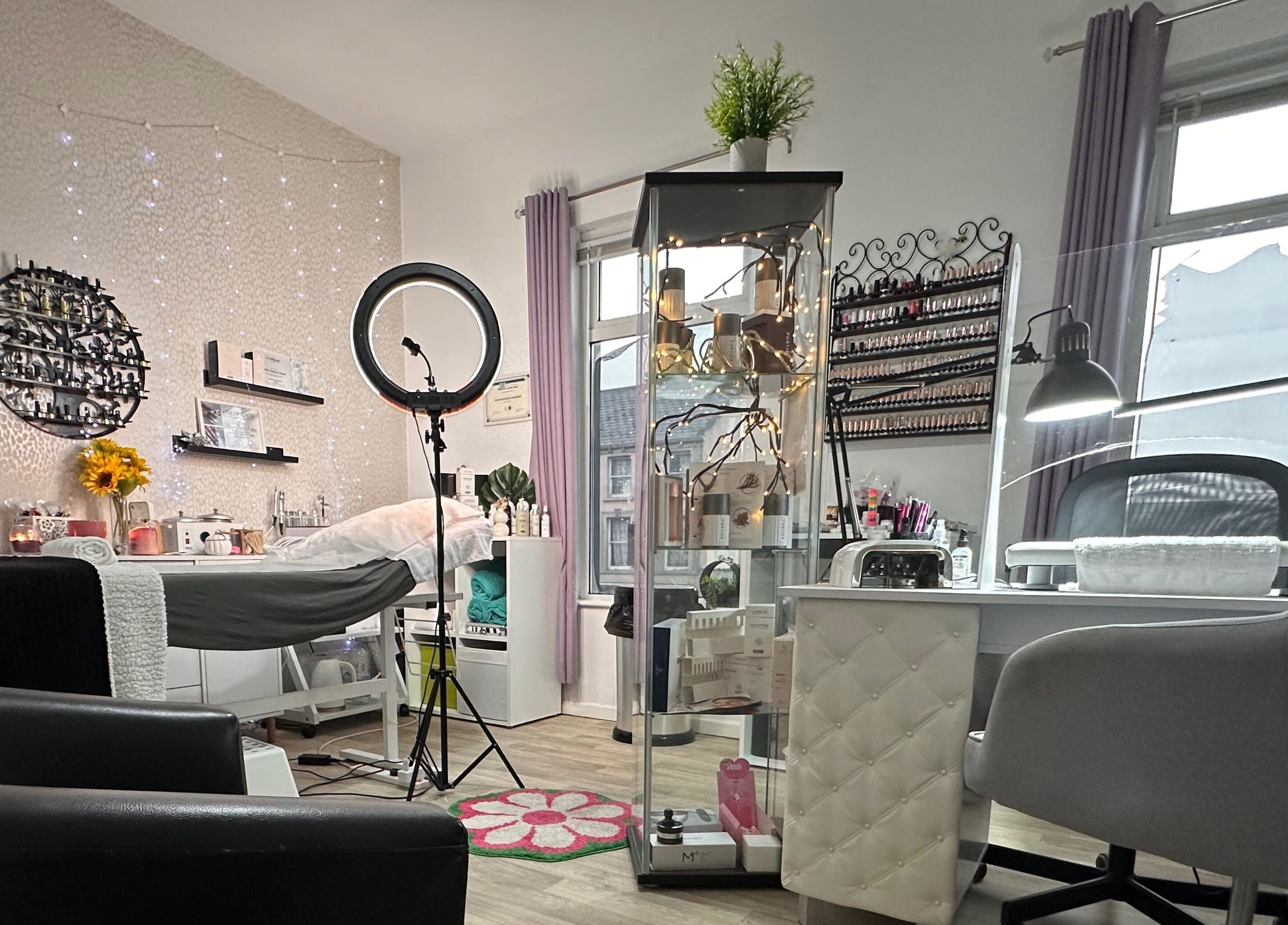 Andi's Beauty Room belső tere Lurganban, hangulatos és professzionális kialakítással, Észak-Írország, GB.