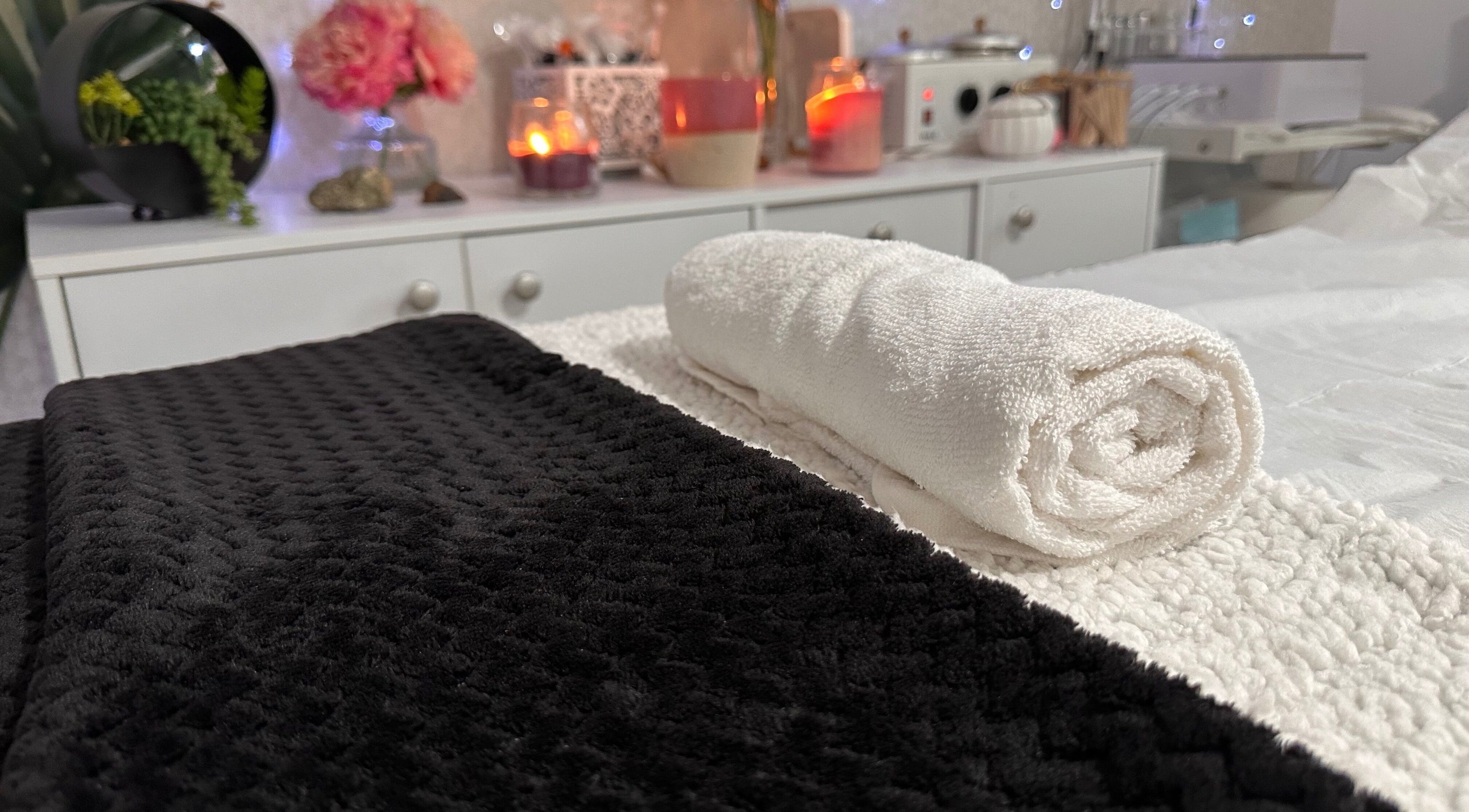 Andi’s Beauty Room, Lurgan, elegáns fehér és fekete törölközők a wellness szobában.